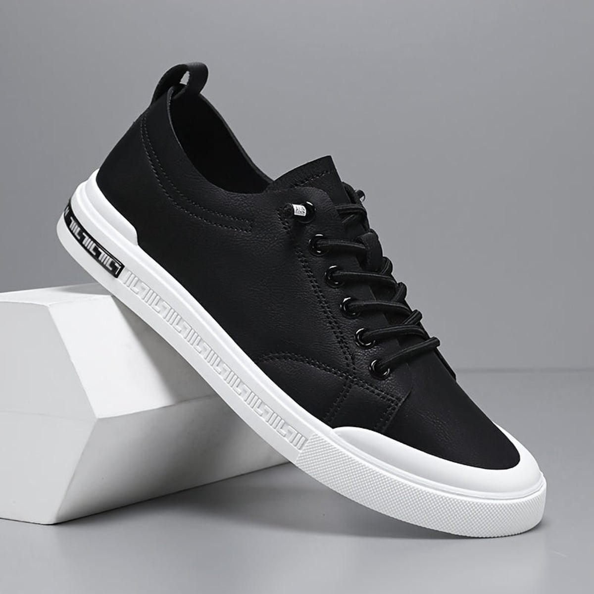 men's lace-up low top sneakers in black
