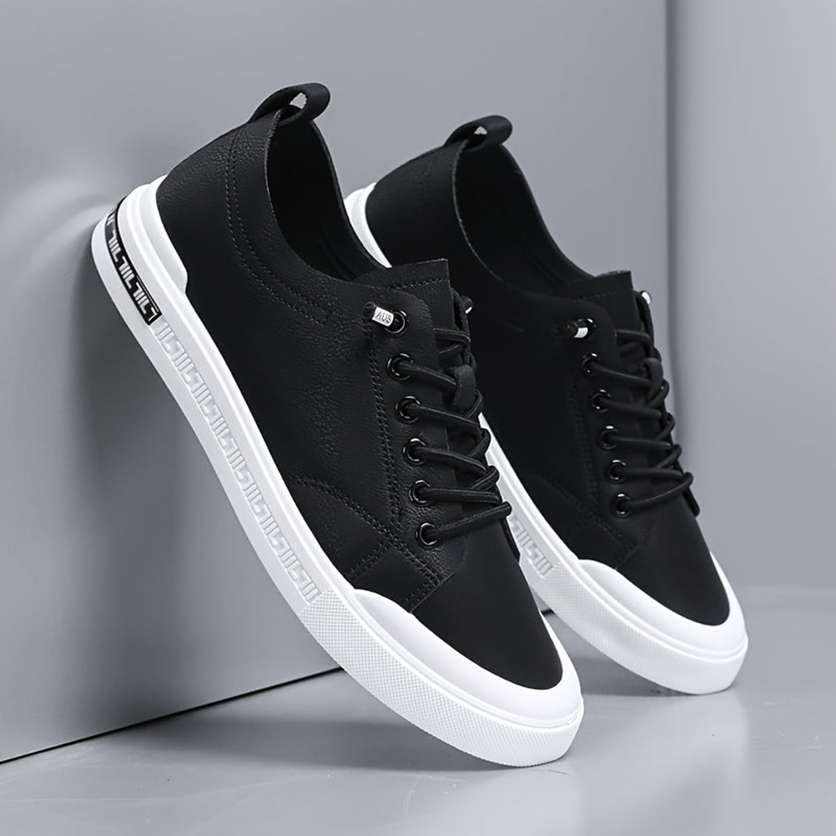 men's lace-up low top sneakers in black